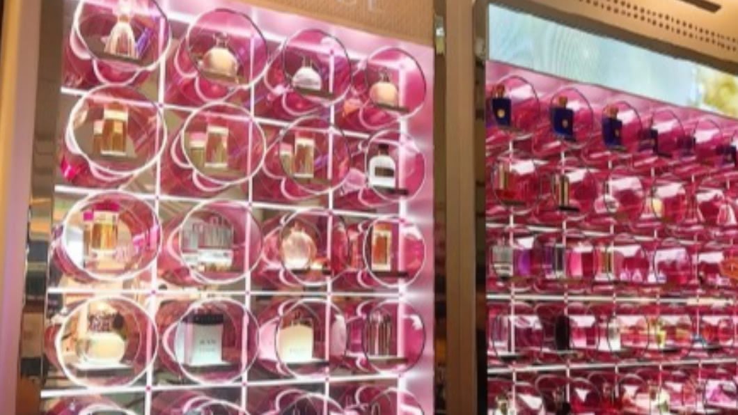 圖／翻攝自-有珠啊微博 日本自動販賣機變聰明　能買香水還能運動