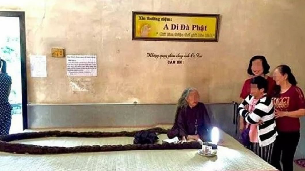 越南1名83歲嬤已經64年沒剪髮和洗頭，頭髮至今留了6公尺長。（圖／翻攝自推特）