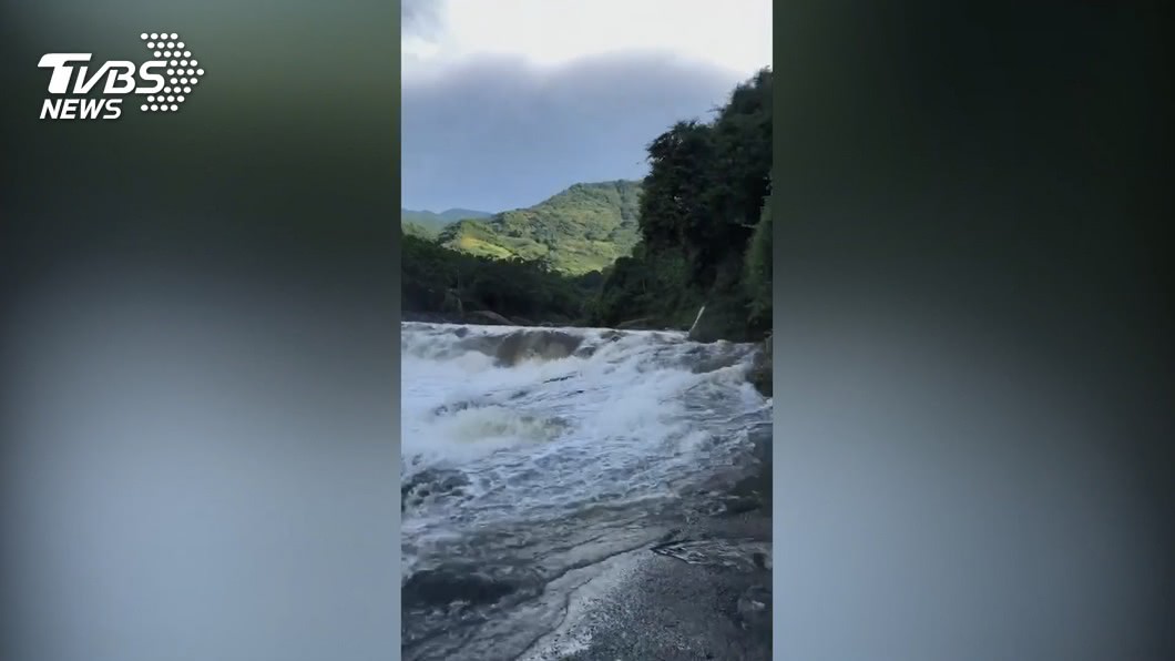圖／TVBS 溪水暴漲又快又急　23人受困大豹溪河岸
