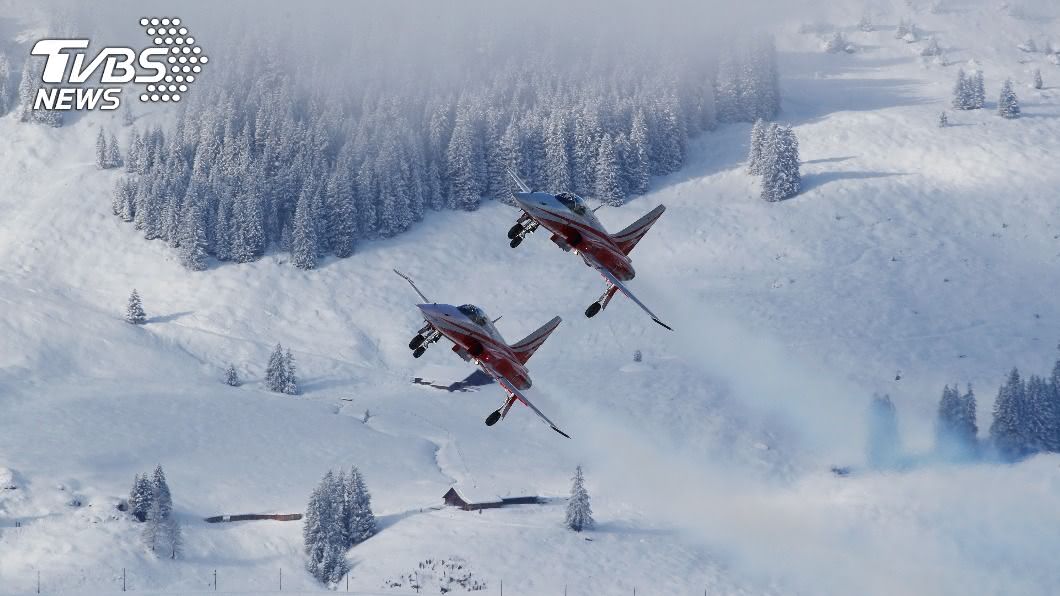 飛機在瑞士阿爾卑斯山脈墜毀。（圖／達志影像路透社）