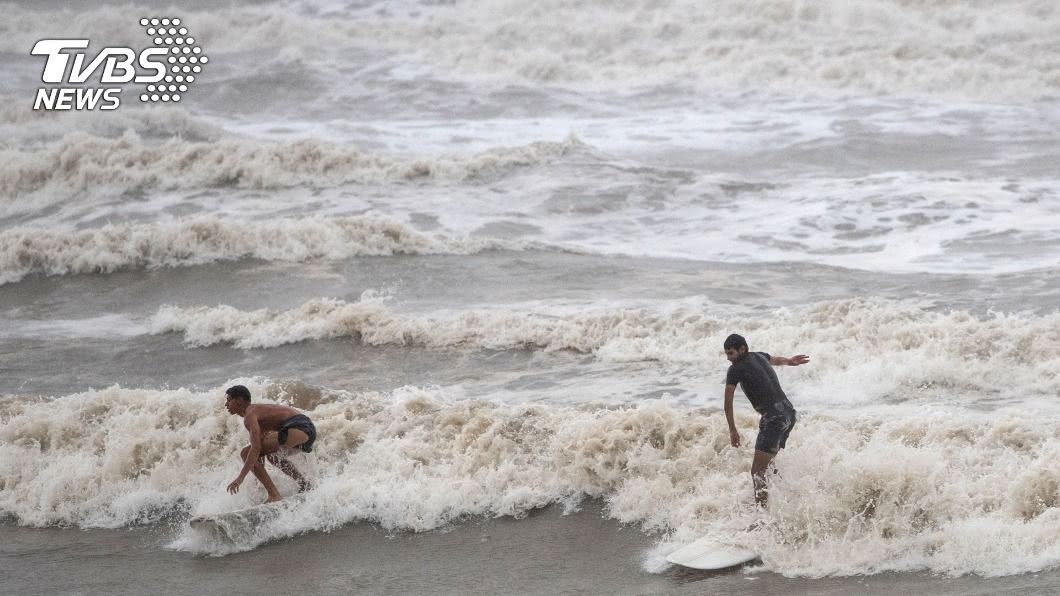 漢娜颶風來襲，海水暴漲。（圖／達志影像路透社）