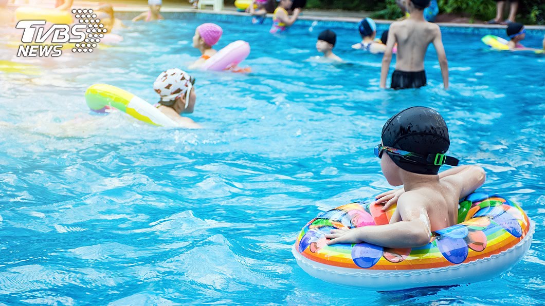 男童濺水遭頭壓泳池。（示意圖／shutterstock達志影像） 男泳池玩被水潑濺　怒掐孩子「臉壓水裡」不放手
