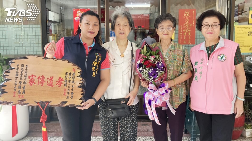擔任教師43年後退休的76歲陳智娥，一直未婚陪伴97歲母親。（圖／國光里長陳雅惠提供）