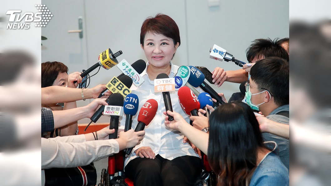 台中市長盧秀燕請假進行髖關節手術，由幕僚推著輪椅進會議室主持市政會議。（圖／中央社）