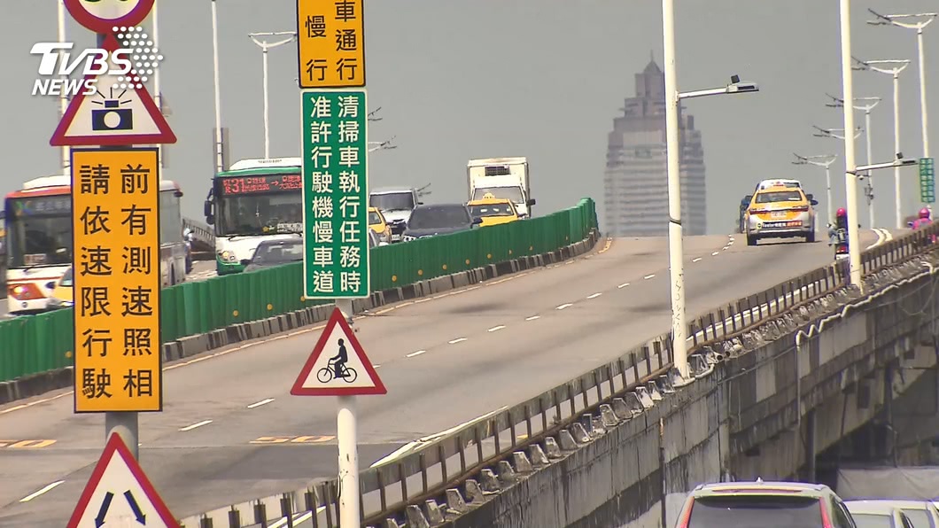 交通大隊回應，民權大橋西向東路段，警方架設測速器前方依法設有警示牌。(圖片來源/ TVBS)