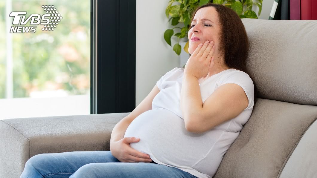 孕婦鬧牙疼，但懷孕期間只能以抗生素治療。（示意圖／TVBS） 智齒長膿包轉移大腦　孕婦性格突大變險喪命