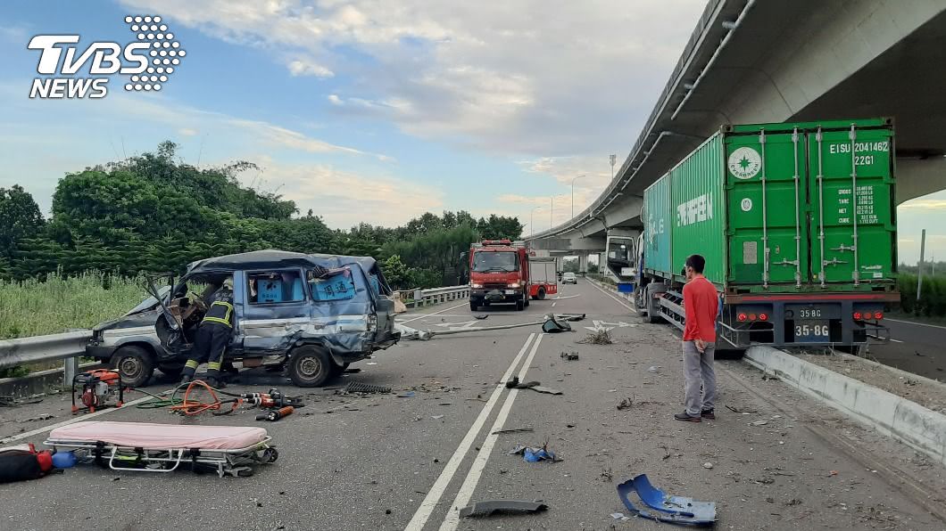 台17線靠近彰化縣大城鄉上午發生車禍，造成2人死亡。（圖／TVBS）