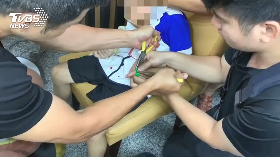 圖／TVBS 卡住了！塑膠環套5歲童手指　園長急奔警所