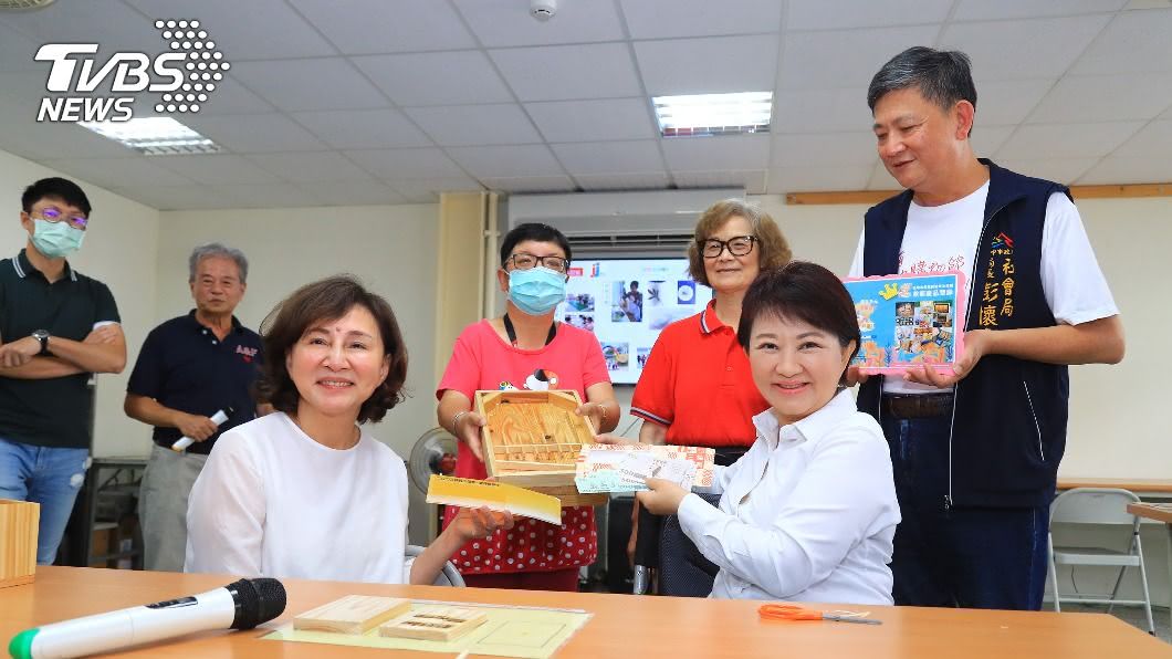 台中市長盧秀燕（右2）將三倍券購買玩具捐贈弱勢學童。（圖／中央社）