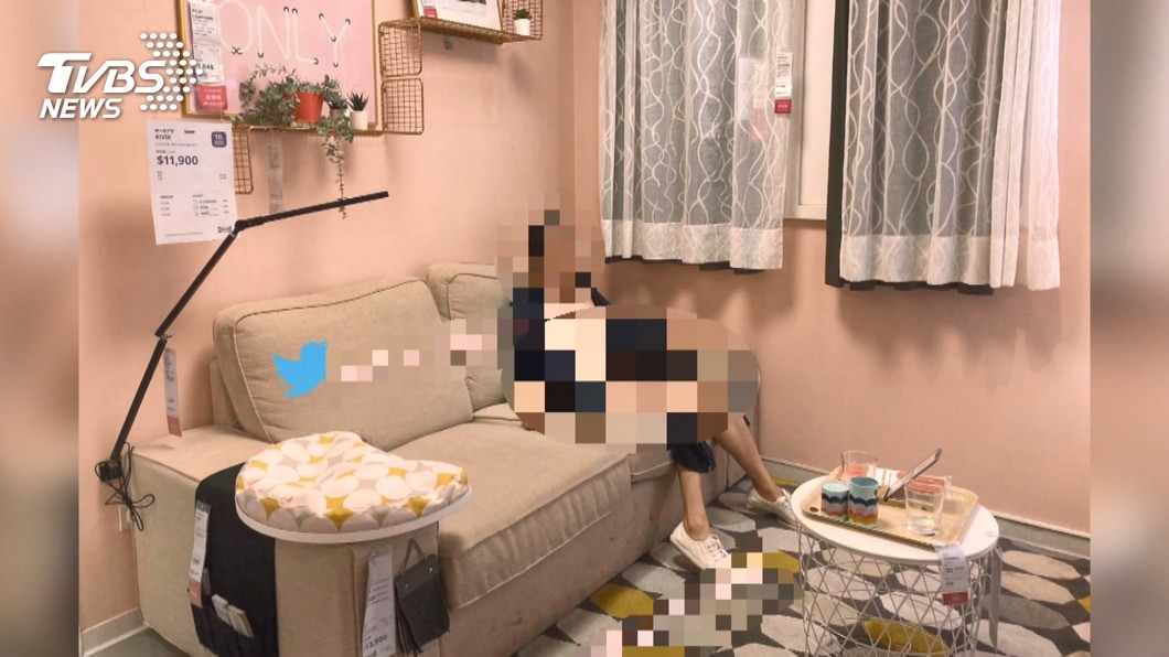 李姓女子和張姓男子在賣場內拍攝裸照。（圖／TVBS）