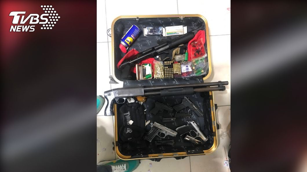 行李箱內發現4把手槍、2把長槍及94發子彈。（圖／警方提供）