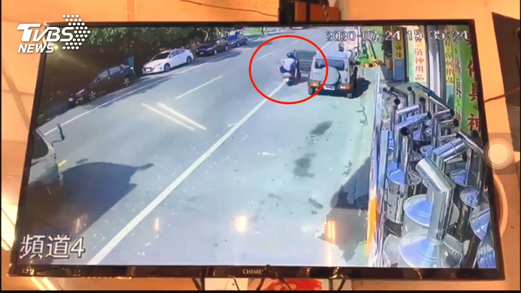 突開車門害撞上！　空手道少女翻滾2圈站起