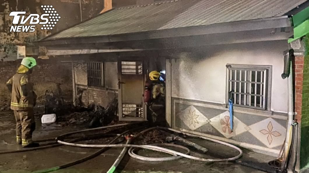 台南市六甲區一處平房民宅凌晨發生火警。（圖／讀者提供）