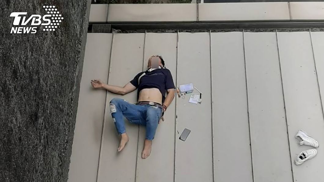 男子疑似自行從高架橋上跳下，掉落捷運站上方屋頂。（圖／中央社） 橋上自撞後一躍而下　男子慘摔捷運站屋頂