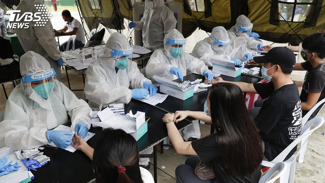 菲律賓2019冠狀病毒疾病疫情持續延燒。（圖／達志影像美聯社） 菲律賓疫情延燒　馬尼拉8/4起實施更嚴格防疫措施