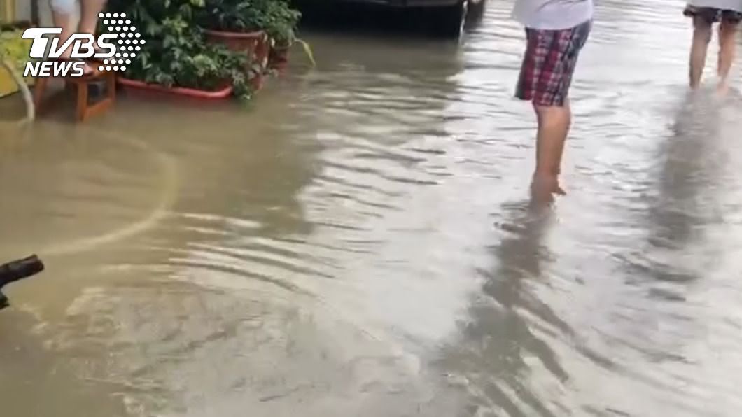 北投大業路淹水。（圖／民眾提供） 颱風哈格比狠甩雨彈　雙北一級淹水警戒