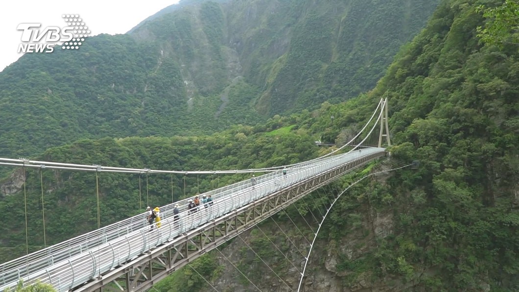 太魯閣山月吊橋。（圖／TVBS）