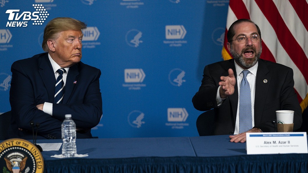 美國總統川普（左）、美國衛生部長艾薩（右）。（圖／達志影像美聯社）