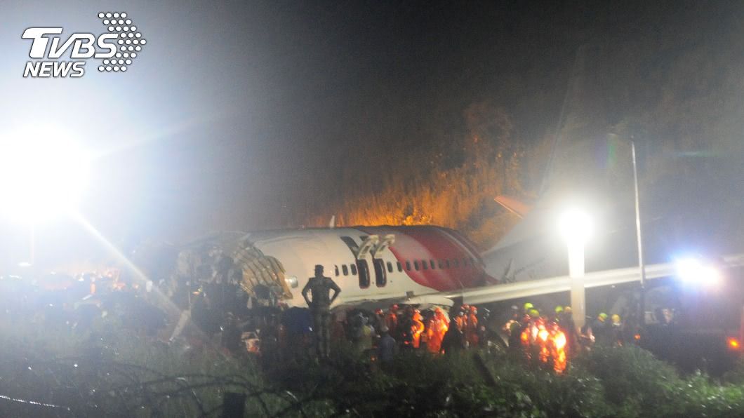 印度客機降落時發生意外。（圖／達志影像美聯社）