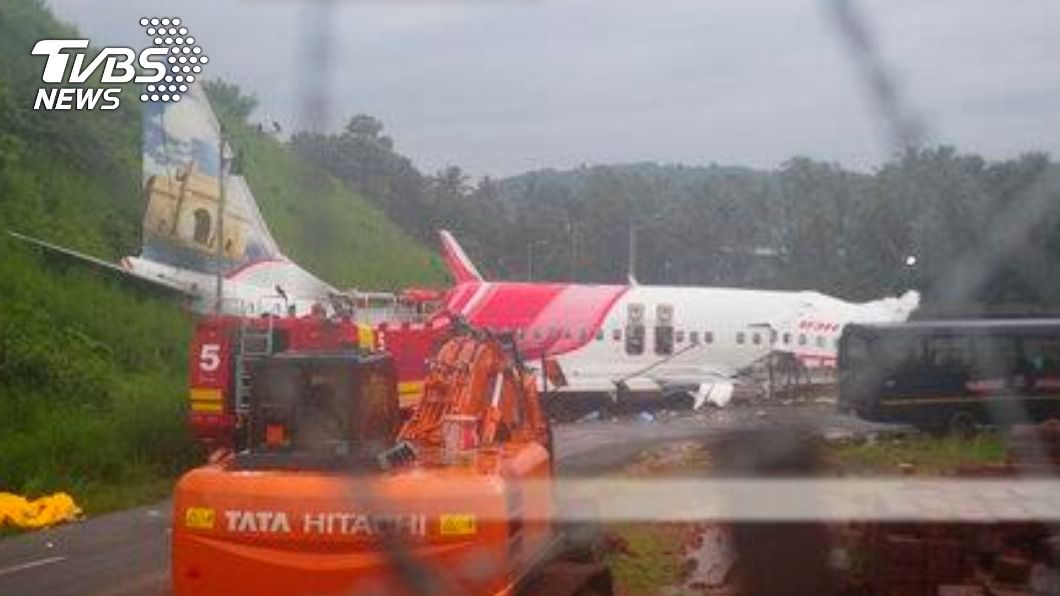 飛機於大雨中降落造成意外。（圖／達志影像美聯社） 印度10年來最慘空難　飛機降落摔山谷釀17人死亡