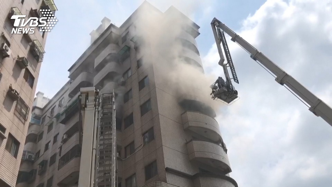 圖／TVBS 社區大樓火災延燒　疑住戶亂堆資源回收