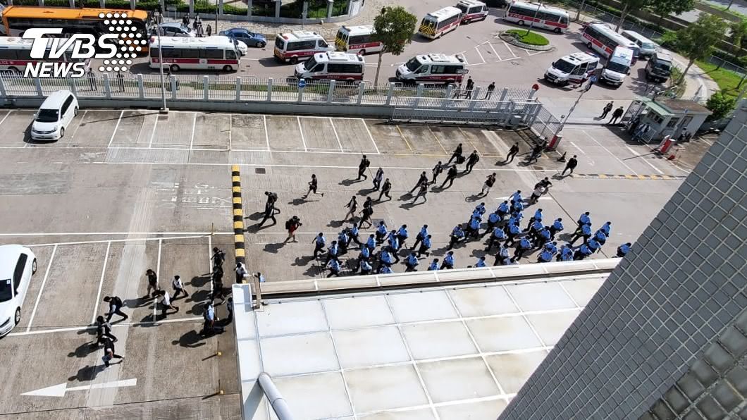 香港蘋果日報大樓上午湧入大批警力進行搜查。（圖／中央社，讀者提供）