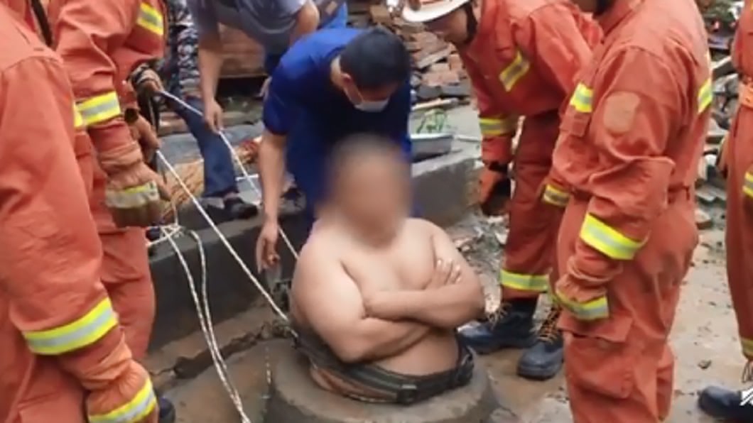 125公斤男子不慎卡在自家井口。（圖／翻攝自微博）