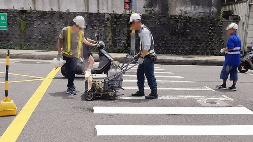 一名母親騎車載兒子外出，遇見工人正在施工畫斑馬線。（圖／翻攝自臉書社團「爆怨公社」）