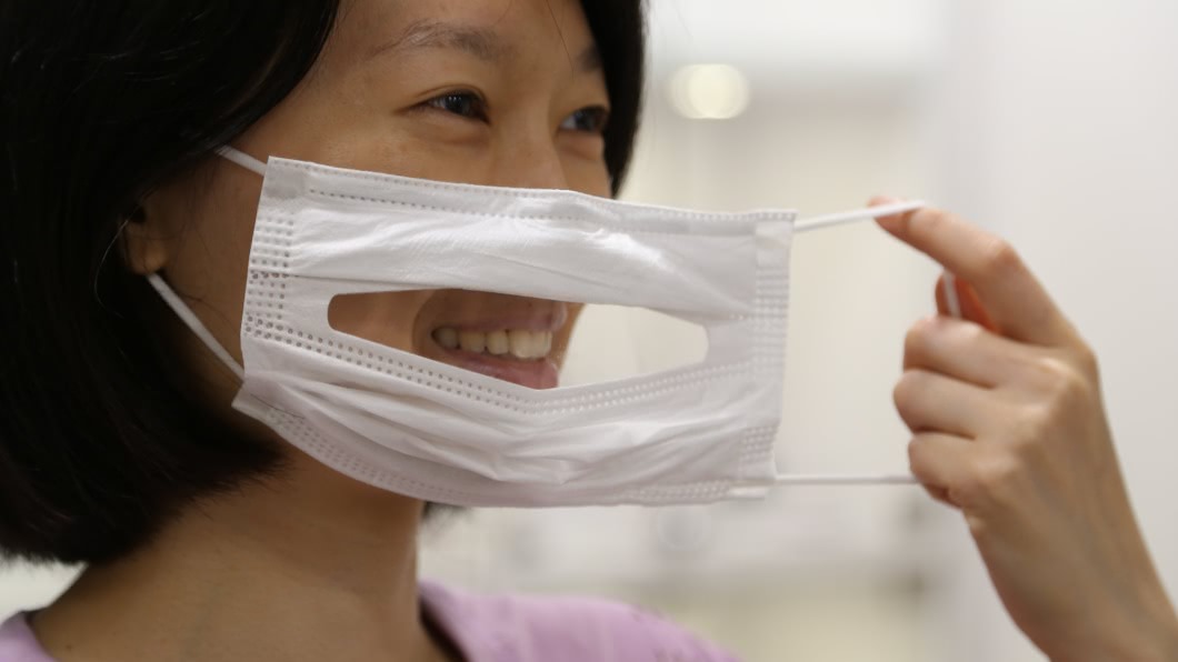 黃博雄指出，台灣預估明年可量產透明口罩。（圖／翻攝自臉書香港聾人福利促進會）
