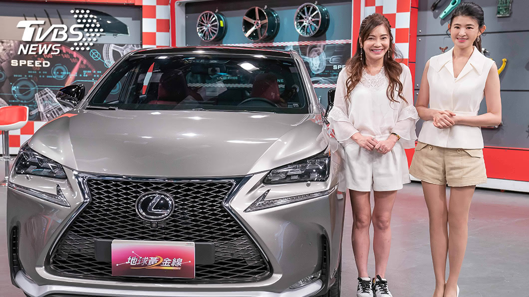 TVBS《地球黃金線》主持人蘇宗怡邀請藝人甄莉開來她的愛車與達人專家一起討論換車好時機。圖／TVBS