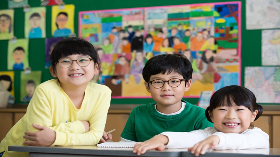 日本中小學學生大幅減少，2010到2020十年少了近百萬人。(圖／達志影像)