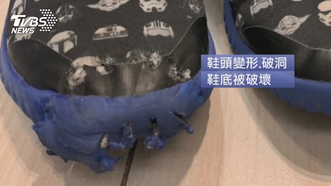 圖／TVBS 驚！男童穿「一體成型」球鞋　遭電扶梯「咬」破洞