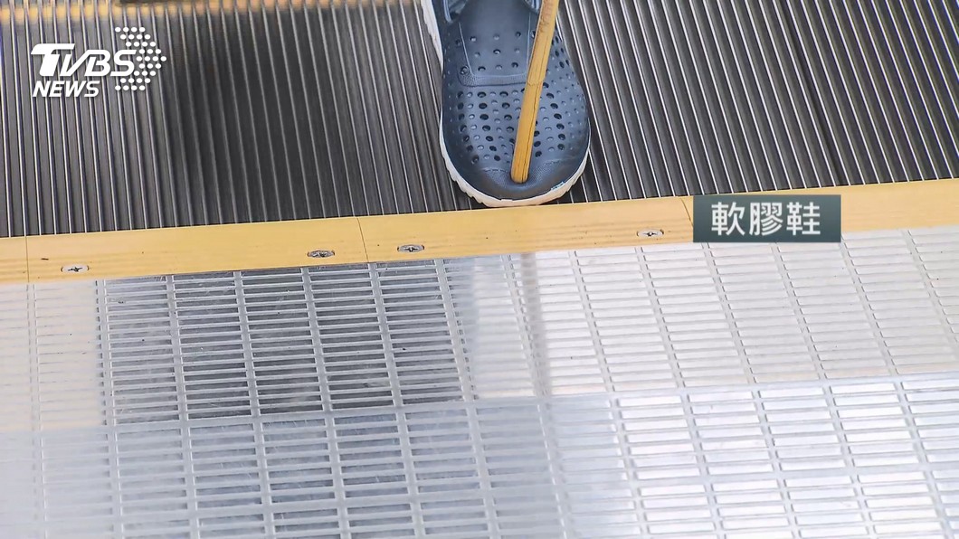 圖／TVBS(非當事手扶梯廠商) 驚！男童穿「一體成型」球鞋　遭電扶梯「咬」破洞