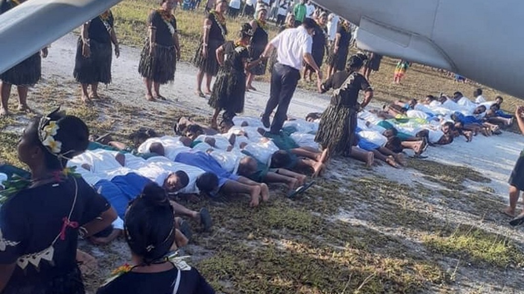 大陸駐吉里巴斯大使走「人肉地毯」的照片引發熱議。（圖／翻攝自推特）