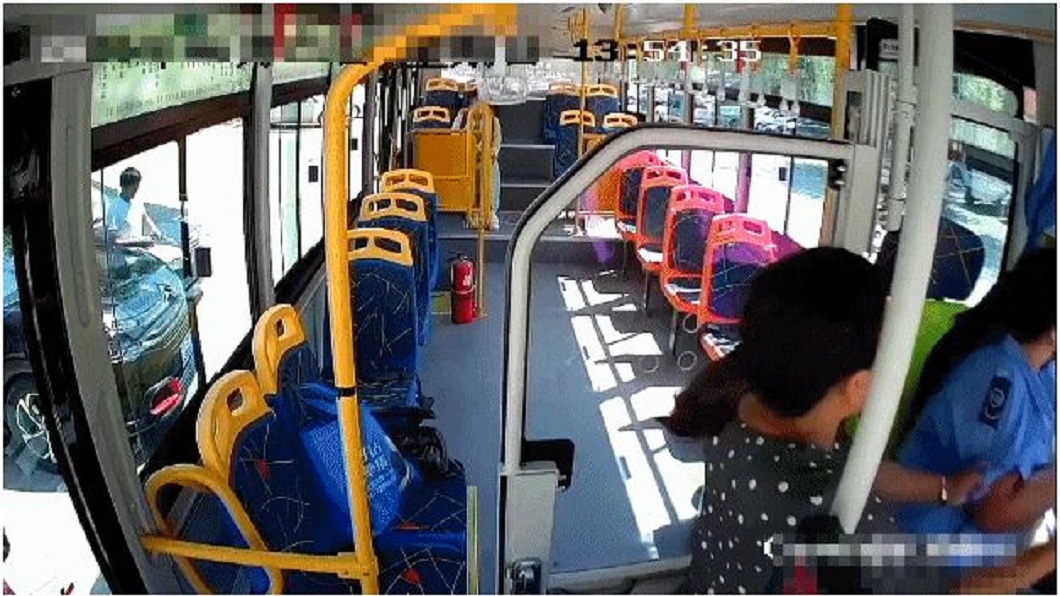 內蒙1名婦人坐公車過站忘記下車，竟朝女司機揮拳出氣候再從窗戶跳車。（圖／翻攝自央視新聞）
