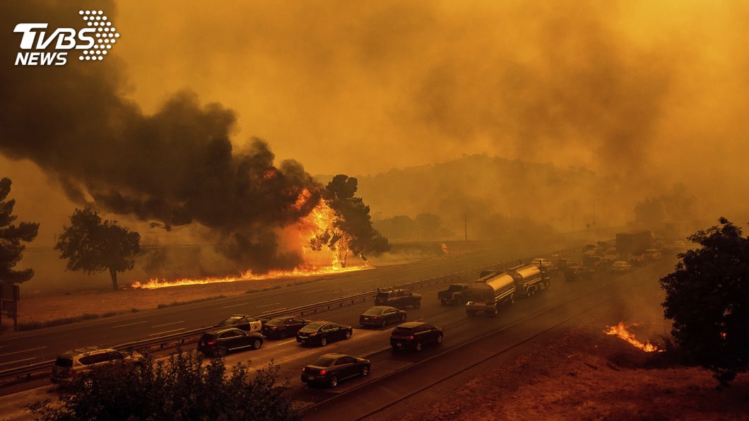 （圖／達志影像美聯社） 加州野火快速延燒　數千居民睡夢中被迫逃離家園