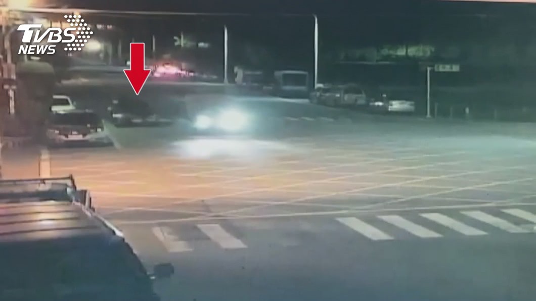 圖／TVBS 4口撞車前影像　丈夫加速超車、未開大燈