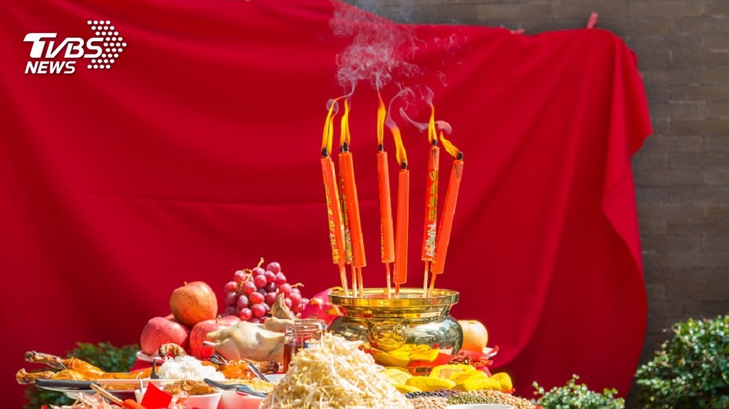 許多民眾家中每到農曆初一、十五會拜神祭祖。（示意圖／shutterstock 達志影像）