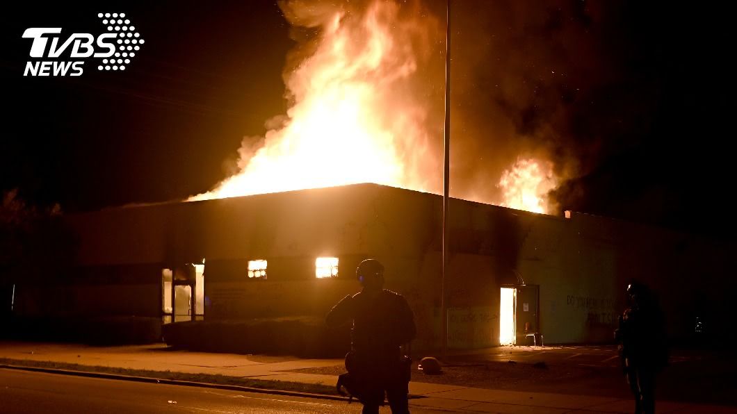 縱火者在亂動中焚燒數棟建築物。（圖／達志影像路透社） 白人警朝非裔男開槍掀動亂未平息　美國威州傳縱火