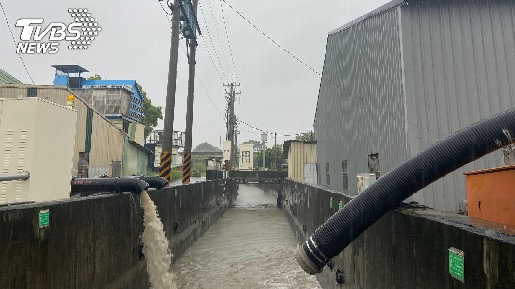 台南市因豪雨造成多處地區積水，市府啟動防汛加強抽水。（圖／中央社）