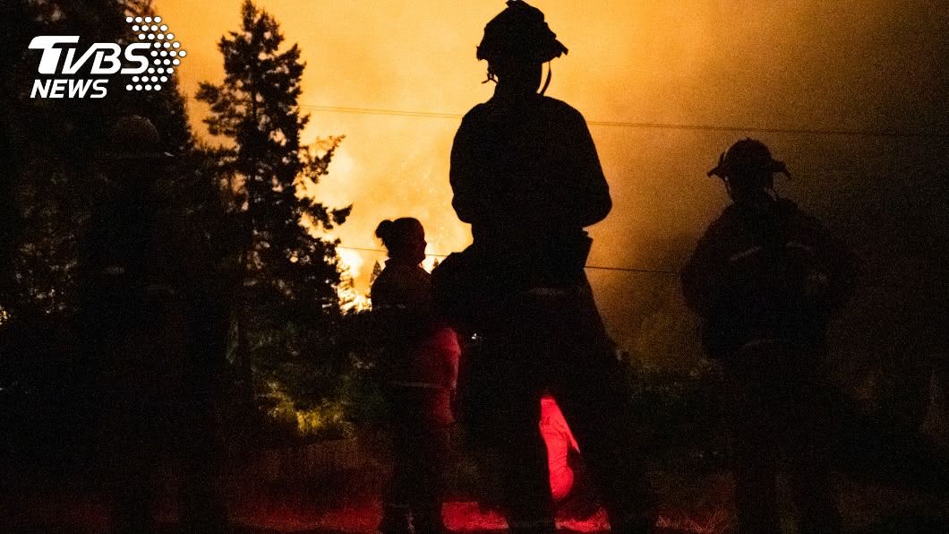 美國加州天氣轉涼助於消防人員撲滅野火，令有一處4人下落不明，當局已派員協尋。（圖／達志影像路透社）