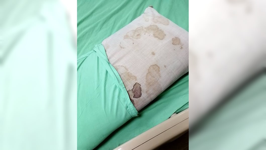 有網友分享兒子住院時，睡的枕頭套拆下時，枕芯竟有許多大小不一且已經乾掉的血漬。（圖／翻攝自爆怨公社）