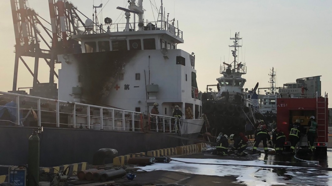 台北港貨輪起火。（圖／翻攝照片） 台北港貨輪起火冒濃煙　警消搶救所幸無人傷亡
