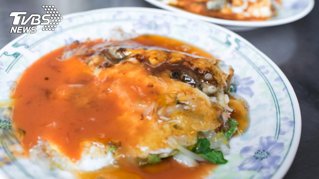 蚵仔煎是台灣知名的小吃之一。（圖／TVBS） 南部蚵仔煎比北部「多1樣料」　網一面倒：聞到就噁心