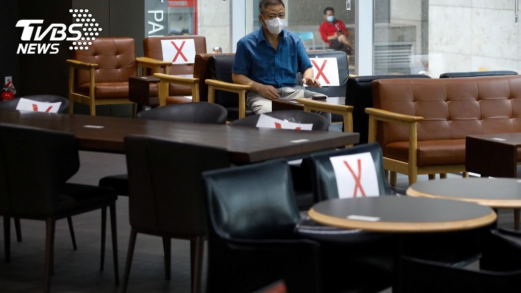 日本東京都疫情仍維持高檔，政府持續延長23個特別區餐飲業營業時間縮短措施。（圖／達志影像路透社） 日本東京疫情仍居高檔　提早打烊措施延長15天