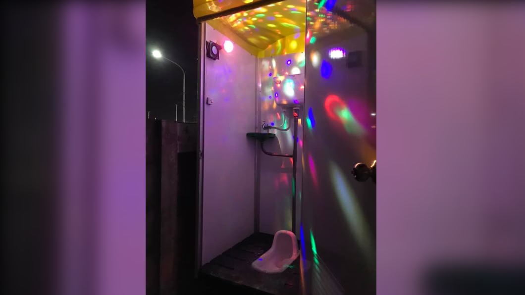 網友上廁所驚見炫彩霓虹燈。（圖／翻攝自爆料公社）