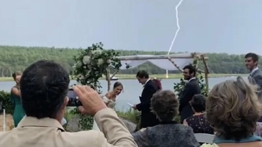 美國一對新人在戶外舉辦婚禮時，新郎才講完誓詞，天空突然劃出一道閃電。（圖／翻攝自IG）