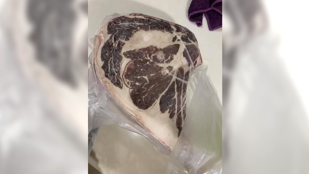 有網友PO出冷凍1年的「黑化牛排」。（圖／翻攝自Costco好市多 商品經驗老實說臉書）