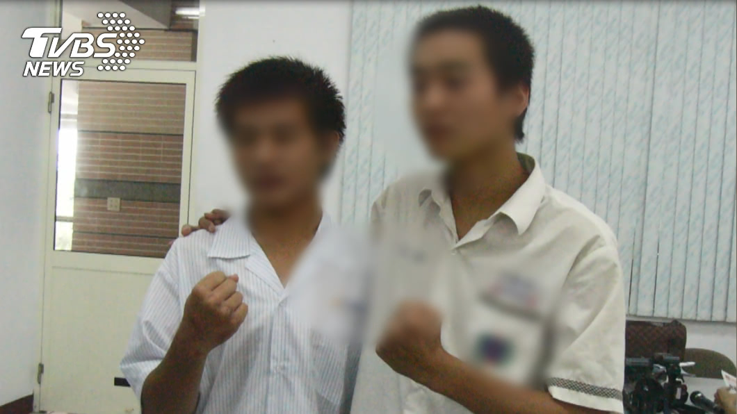 身世坎坷的巫男（右）12年前用工讀薪水資助清寒學弟。（圖／TVBS）
