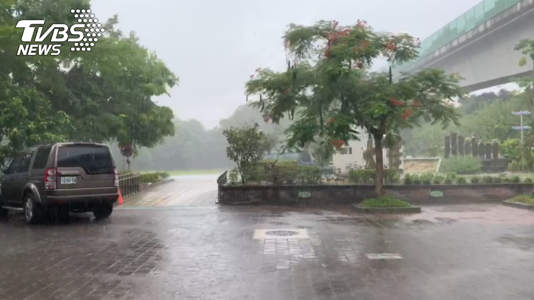 氣象局發布大雨特報，北部地區上午出現明顯雨勢。（圖／TVBS）